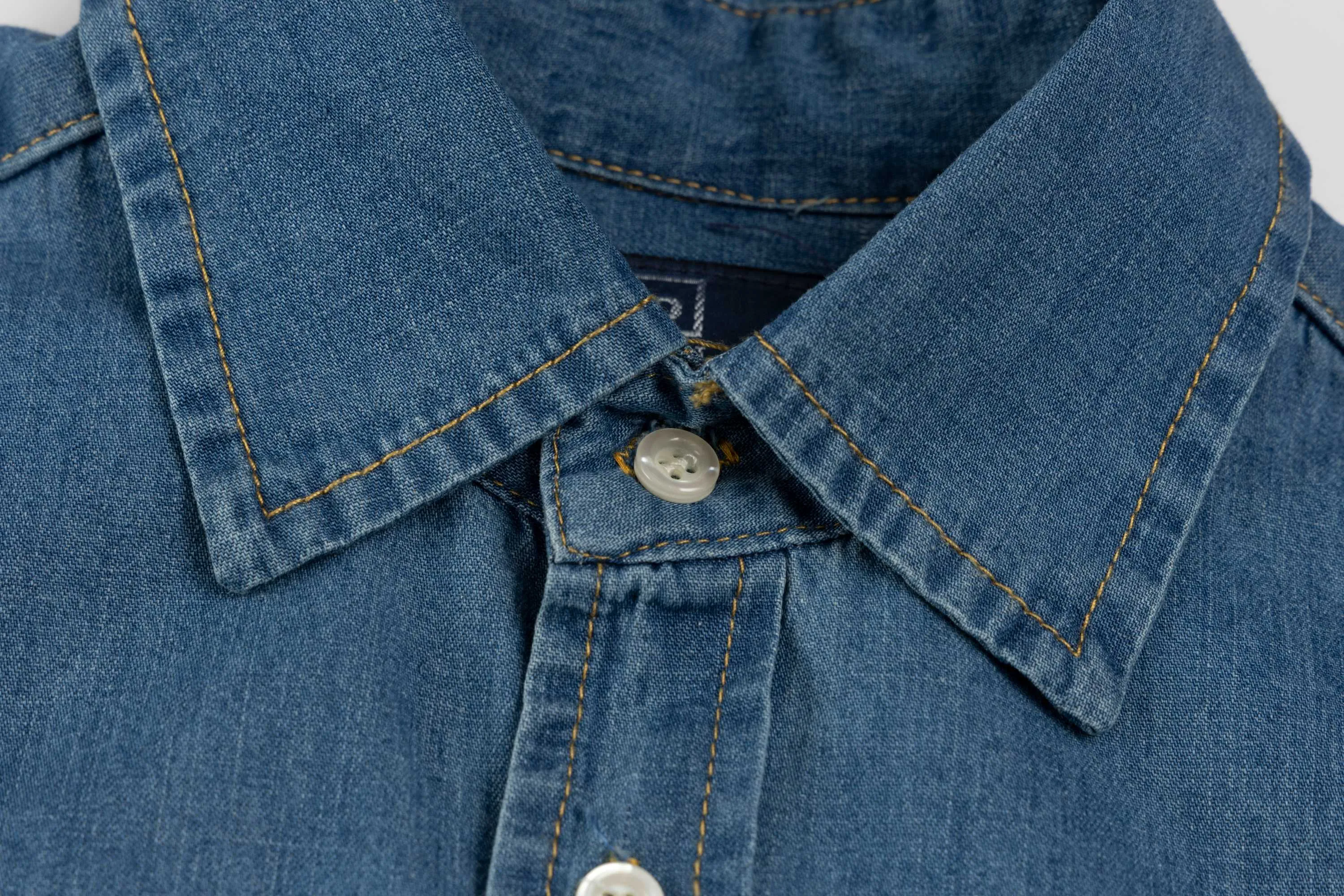 P230 model number SL298 Ralph Laure small label color block embroidered denim shirt. Same style for men and women. The details of the official website are the same. Full set of packaging. Complete with three labels. Moisture-proof paper. Difference in market currency. Feel free to compare. The fabric is made of cotton slub cotton fabric. Made of denim fabric. The denim fabric has been treated with a special process. The texture is soft but not stiff! The fabric is customized and dyed with ultra-high washing and tie-dye technology. The workmanship is complex and very high-quality fabrics. Precise and high-quality jacquard craftsmanship makes the fabrics become one! After washing, the upper body is soft and comfortable, extremely delicate, and feels solid, smooth and soft. The fabric has the characteristics of being wrinkle-free and has an invincible feel. Perfect details. Size: S-XL